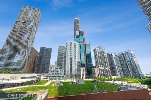 340 Randolph St, Chicago IL 60601-7618 exterior