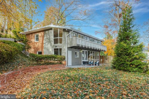 5837 Biscayne Dr, Alexandria VA  22303-1925 exterior