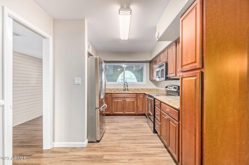 9040 40 Dr, Phoenix AZ 85019-2013 exterior