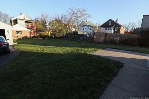 323 Oak St, New Britain CT 06051-1213 exterior