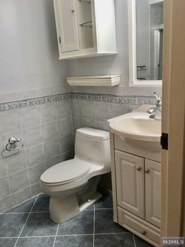 7 Millay Ct, Teaneck NJ 07666-6485 exterior