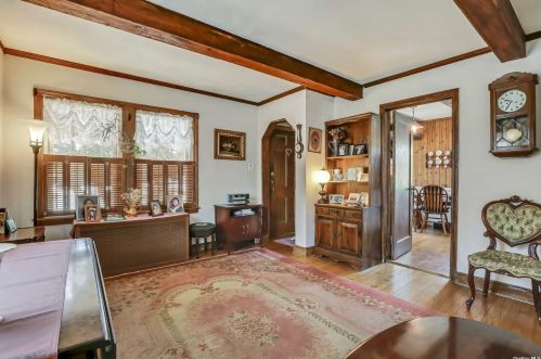 17 Laurel Pl, Valley Stream, NY 11580-4800