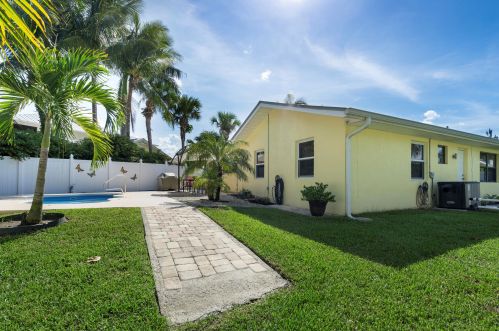 1602 Thumb Pt Dr, Fort Pierce FL 34949-3569 exterior