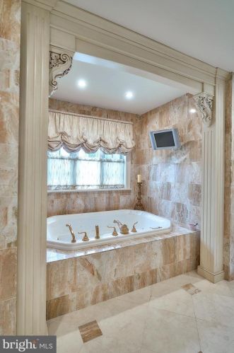 2221 Jefferson Ln, Huntingdon Valley PA 19006-6038 exterior