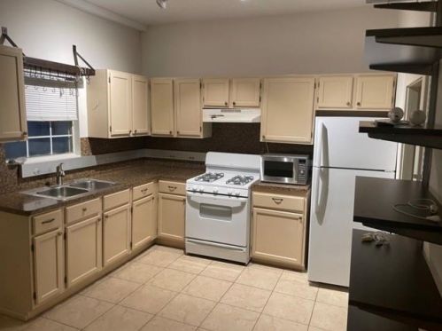 2106 8th St, Austin TX  78702-3434 exterior