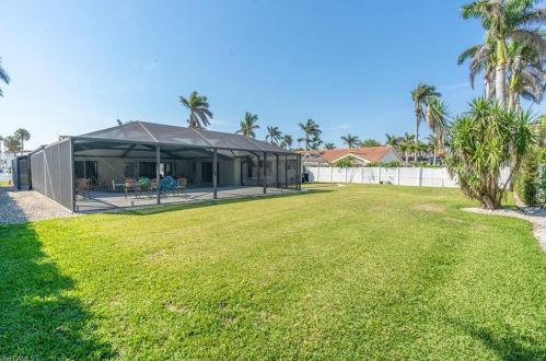 2870 Leeward Ln, Naples FL 34103-4038 exterior