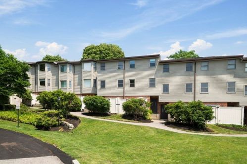 68 Regent Cir, Brookline MA  02445-3357 exterior