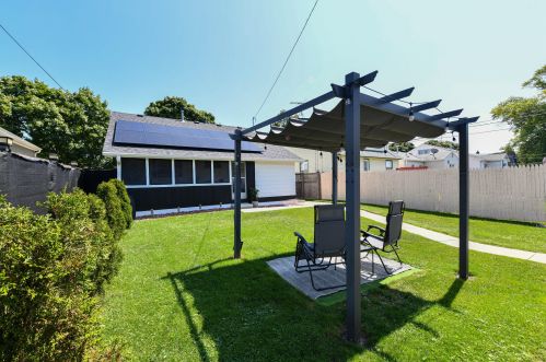 4135 1 Pl, Milwaukee WI 53207-4311 exterior