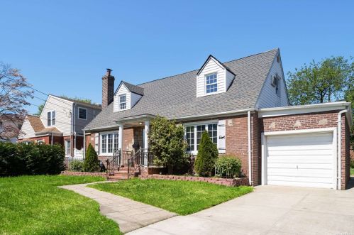 39 Law St, Valley Stream NY  11580-1017 exterior