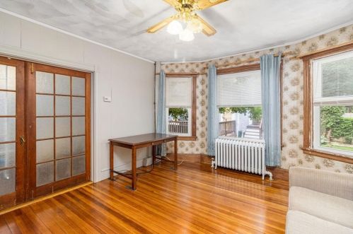 13 Brinley St, Middletown RI 02840-3252 exterior