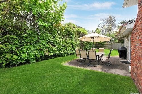 741 Park Ct, Valley Stream NY 11581-3507 exterior