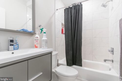 1958 8th St, Philadelphia PA 19122-2023 exterior