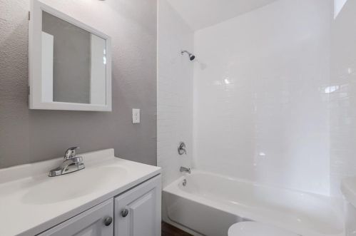 204 30th St, Austin TX 78705-3859 exterior