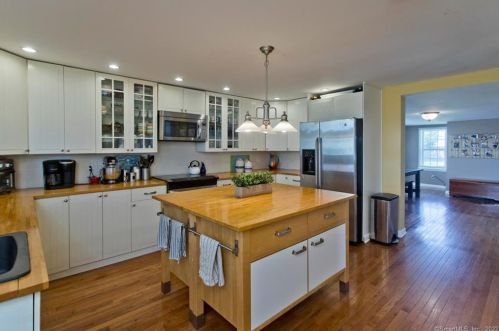 82 Mullen Rd, Enfield CT 06082-6033 exterior