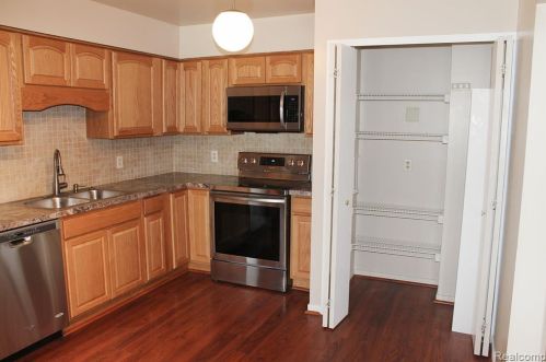 627 Ashley Cir, Rochester MI 48307-4593 exterior