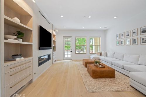 10464 Caribou Way, Tustin CA  92782-1470 exterior