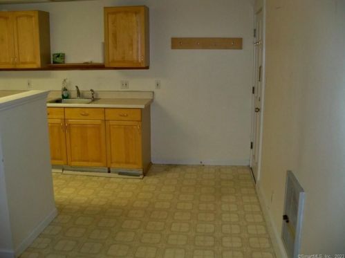 104 Meadow St, Wallingford CT 06492-3614 exterior