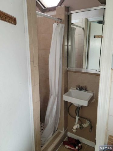 106 Rollinson St, Town Center NJ 07052-4601 exterior