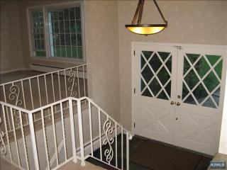 15 Arrowhead Dr, Upper Saddle River NJ  07458-1301 exterior