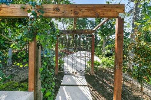 31 Ridge Park Ln, Concord CA 94518-1451 exterior