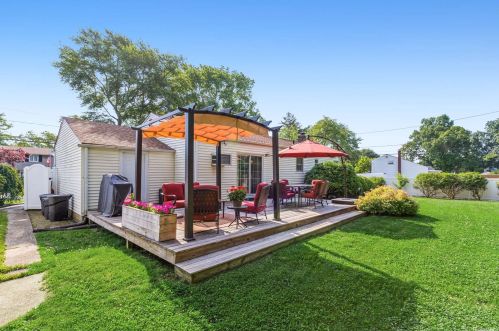 37 Evelyn Dr, Commack NY 11725-3822 exterior