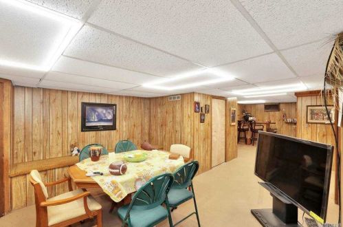 42 Cross Bow Ln, Commack NY 11725-1204 exterior