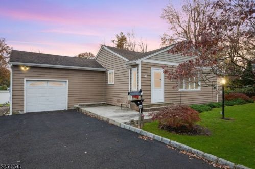 47 Hamilton Ave, Berkeley Heights, NJ 07922-1803