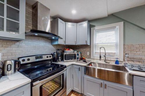 2 Morton St, Taunton MA 02780-3035 exterior