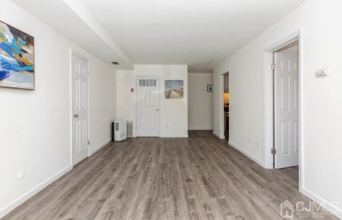 460 College Dr, Edison NJ 08817-5951 exterior