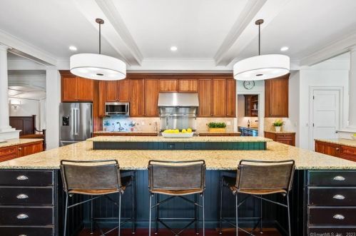 2 Thatcher Ter, Farmington CT 06032-1566 exterior