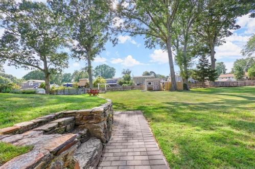 26 Hemlock Dr, Milford CT 06461-2311 exterior