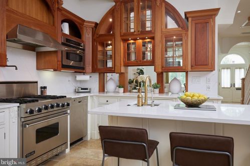 1803 Phelps Pl, Washington DC 20008-1851 exterior