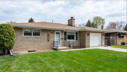 2141 Jackson St, Waukegan, IL 60087-3936