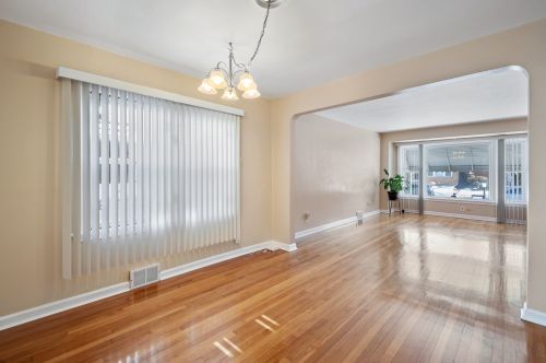 8952 Bennett Ave, Chicago, IL 60617-2917