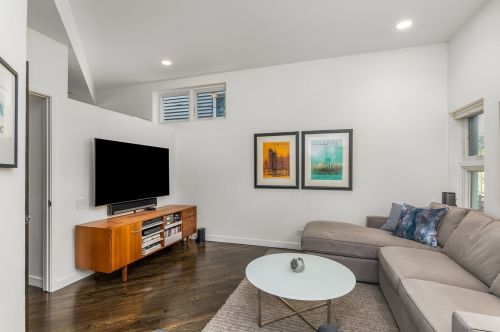 832 Wolfram St, Chicago IL 60657-5108 exterior