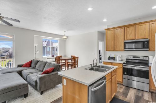 7204 Brittany Town Dr, Taylorsville UT 84084-4609 exterior