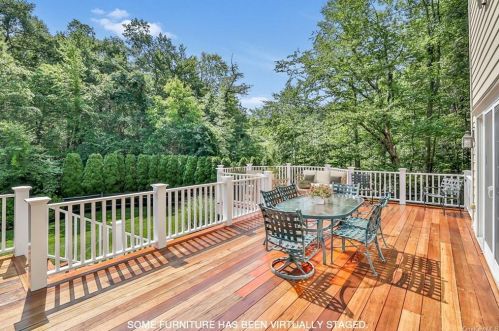 18 Long Pond Rd, Armonk NY 10504-2625 exterior