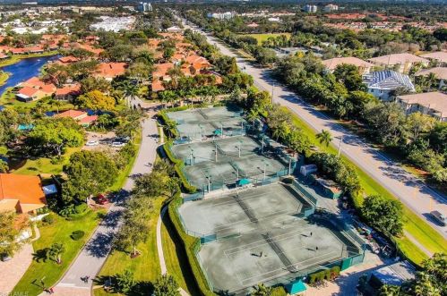 566 Beachwalk Cir, Naples FL 34108-7734 exterior