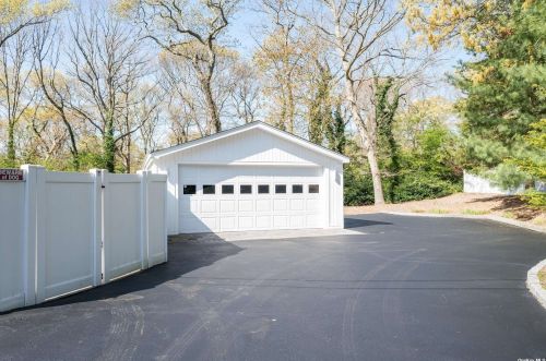 31 Craig Dr, Huntington Station NY 11746-4704 exterior