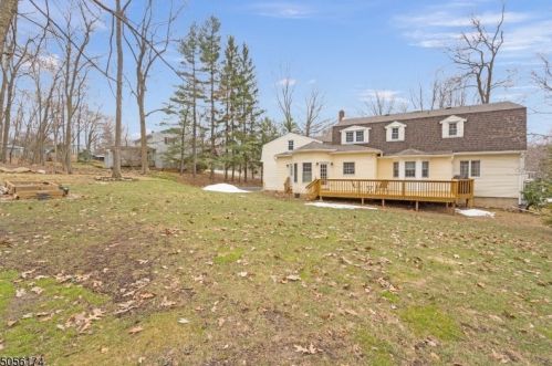 14 Andrews Rd, Dover, NJ 07869-4322