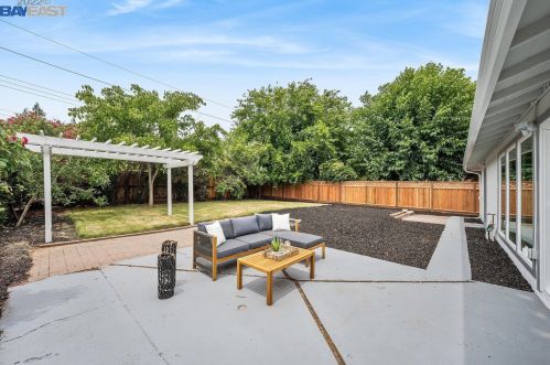 1143 Carey Dr, Concord CA 94520-4337 exterior