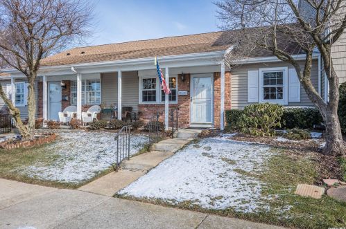 35 Blacksmith Ct, Huntington Station, NY 11746-1919