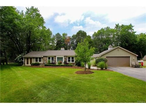 60121 Mount Vernon Rd, Rochester, MI 48306-2033