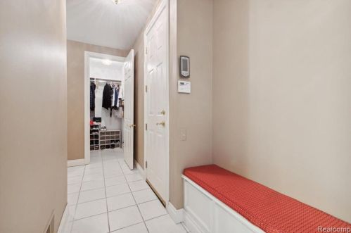 2511 Golf Crst Dr, Rochester MI 48309-4063 exterior