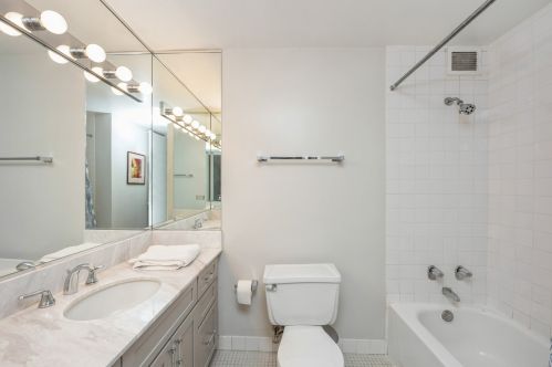 233 Erie St, Chicago IL 60611-2926 exterior