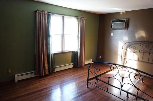 149 Maple St, Manchester CT 06040-6105 exterior