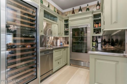 59 Mooreland Rd, Greenwich CT 06831-2645 exterior