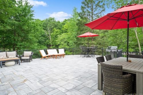 37 Walnut Hill Rd, Ridgefield CT  06877-2906 exterior