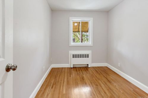 3846 Amundson Ave, Bronx NY 10466-5920 exterior