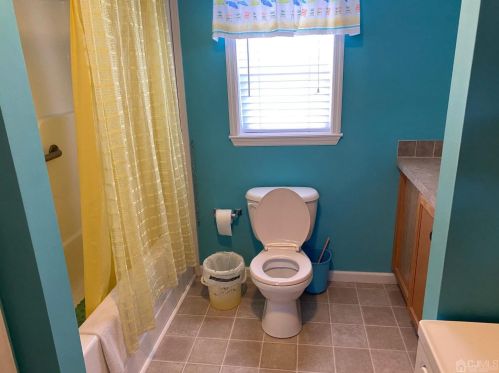 45 Helen Ave, Avenel, NJ 07001-1933